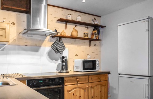 Fjell Apartment | Cozy 1 Bedroom Retreat in Kolltveit with Lake Views