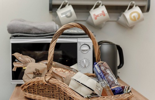 Abbess Roding Cottage | Romantic Retreat with Lake View in Beautiful Kent