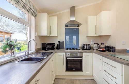 Aubourn Ski Chalet | Relaxing 2 Bedroom Getaway in Swinethorpe, Near Lincoln
