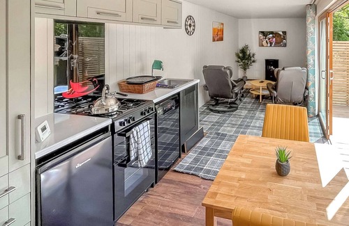Storwood Ski Chalet | Cozy 1 Bedroom Getaway in Aughton with Pool & Spa