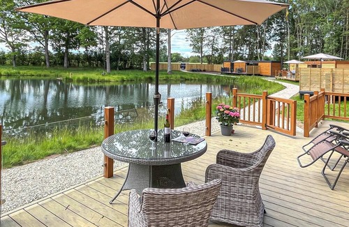 Storwood Ski Chalet | Cozy 1 Bedroom Getaway in Aughton with Pool & Spa