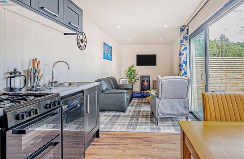 Storwood Ski Chalet | Cozy 1 Bedroom Retreat in Aughton with Pool and Spa