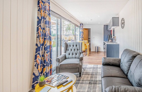 Storwood Ski Chalet | Cozy 1 Bedroom Retreat in Aughton with Pool and Spa