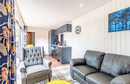Storwood Ski Chalet | Cozy 1 Bedroom Retreat in Aughton with Pool and Spa