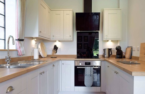 Cosford Cottage | Cozy 1 Bedroom Retreat in Brewood, Near Stafford