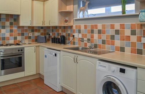 Lincoln Cottage | Relaxing Holiday Retreat Near Lincoln with Pool & Lake View