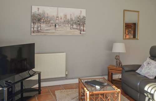 Lincoln Cottage | Relaxing Holiday Retreat Near Lincoln with Pool & Lake View