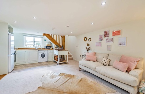 Forest of Dean Cottage | Cozy 1 Bedroom Retreat in Longdon with Lake View & Breakfast