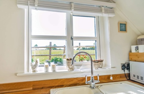 Forest of Dean Cottage | Cozy 1 Bedroom Retreat in Longdon with Lake View & Breakfast