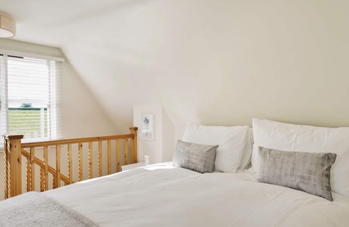Forest of Dean Cottage | Cozy 1 Bedroom Retreat in Longdon with Lake View & Breakfast