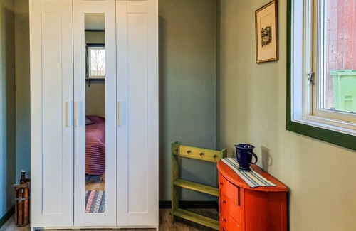Bullaren House | Cozy 1 Bedroom Retreat with Lake View in Bullaren