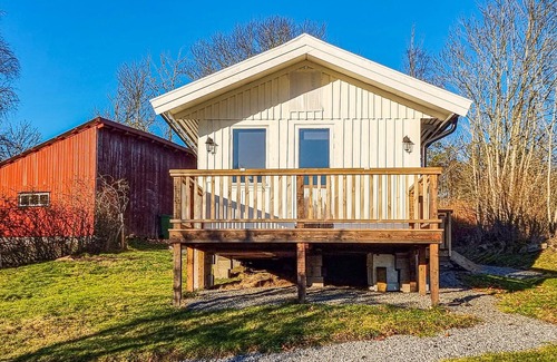 Bullaren House | Cozy 1 Bedroom Retreat with Lake View in Bullaren