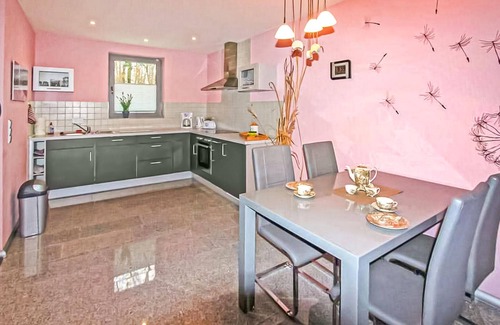 Lychen House | Cozy 1 Bedroom Retreat with Lake View in Lychen
