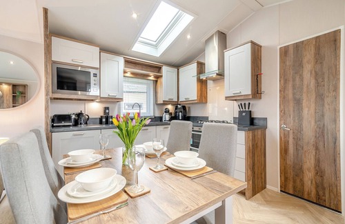 Arnold Ski Chalet | Comfortable 2 Bedroom Stay in Skirlaugh, Near Hull