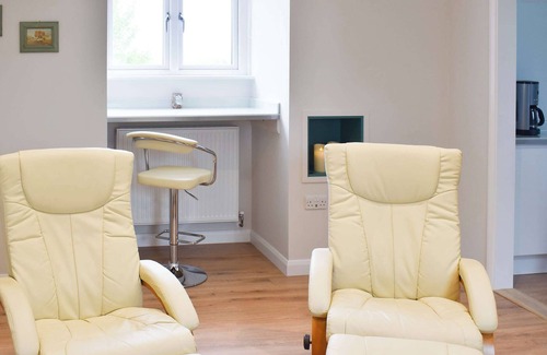 Bures Cottage | Cozy 1 Bedroom Stay in Bures with Lake View & Kitchen