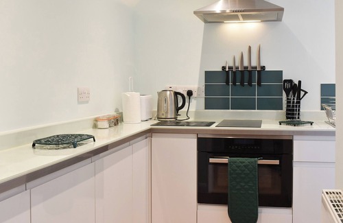 Bures Cottage | Cozy 1 Bedroom Stay in Bures with Lake View & Kitchen