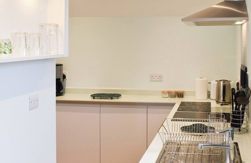 Bures Cottage | Cozy 1 Bedroom Stay in Bures with Lake View & Kitchen