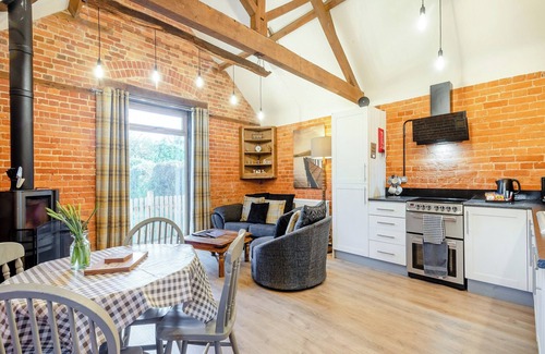Foxley Cottage | Cozy 1 Bedroom Retreat in Foulsham with Hot Tub