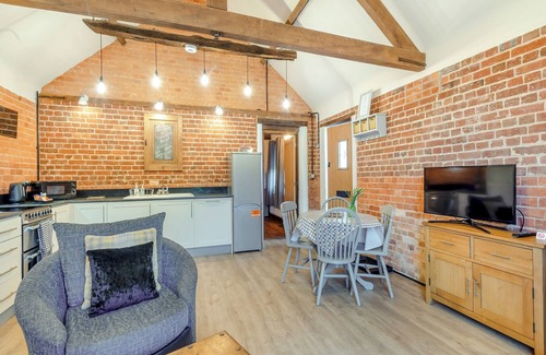 Foxley Cottage | Cozy 1 Bedroom Retreat in Foulsham with Hot Tub