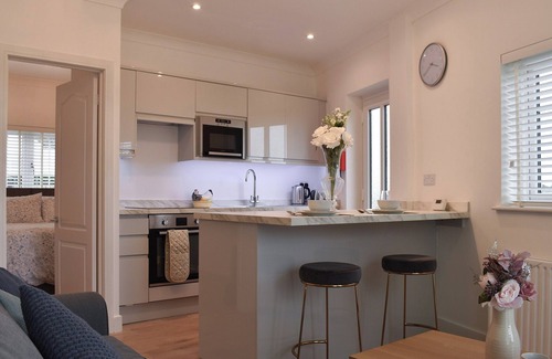 Darenth Cottage | Cozy 1 Bedroom Retreat with Lake View in Hawley