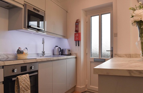 Darenth Cottage | Cozy 1 Bedroom Retreat with Lake View in Hawley