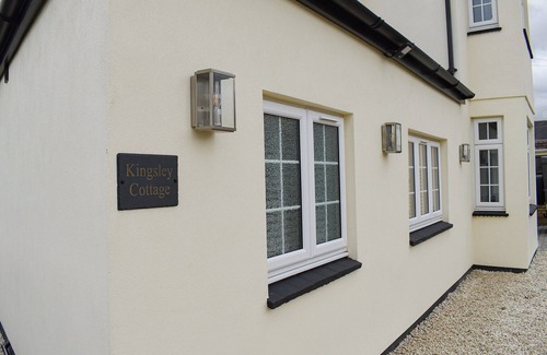 Darenth Cottage | Cozy 1 Bedroom Retreat with Lake View in Hawley
