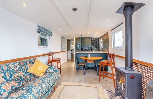 Heybridge Cottage | Charming Widebeam Barge in Historic Maldon with Great Amenities