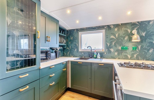 Heybridge Cottage | Charming Widebeam Barge in Historic Maldon with Great Amenities