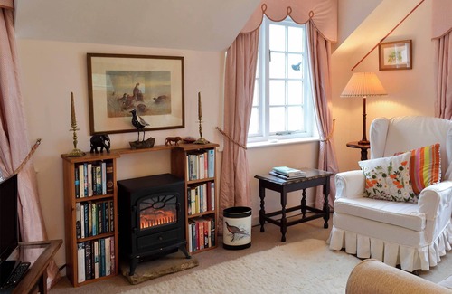 Whitby Cottage | Tranquil Retreat Near Robin Hood’s Bay with Ocean View