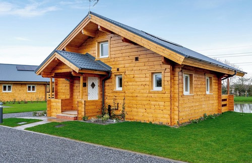 York Ski Chalet | Cozy 2 Bedroom Accommodation in York with Hot Tub & Kitchen