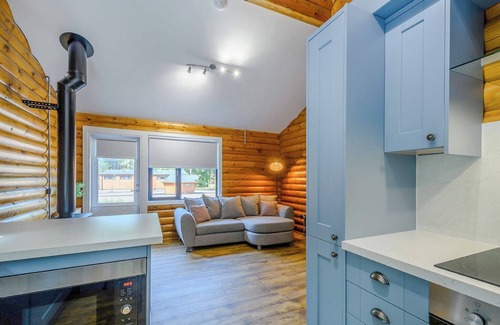 Annbank Ski Chalet | Charming 1 Bedroom Accommodation with Spa in Annbank, Ayr