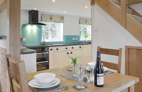 Rye Cottage | Exceptional 1 Bedroom Stay in Brede with Lake Views