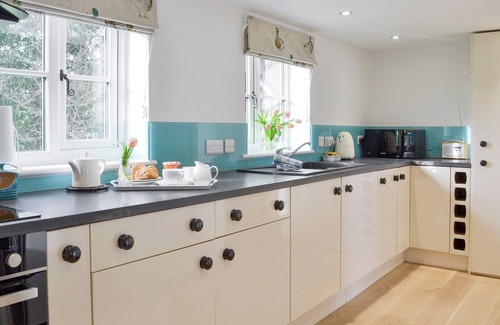Rye Cottage | Exceptional 1 Bedroom Stay in Brede with Lake Views