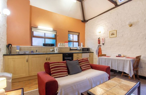 Acomb Cottage | Cozy 1 Bedroom Stay in York with Breakfast & Kitchen