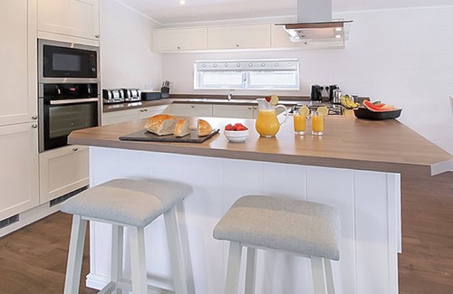 New Forest District Ski Chalet | Spacious 5-Bedroom Retreat in Milford-on-Sea with Spa