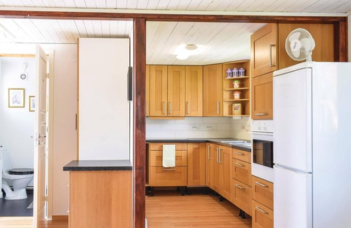 Grevie House | Cozy 1 Bedroom Retreat with Lake View & Spa in Grevie