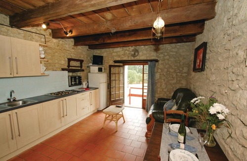 Eymet House | Cozy 1 Bedroom Stay in Eymet with Pool and Spa Access
