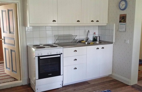 Sorbo House | Cozy 1 Bedroom Retreat in Scenic Brålanda with Spa