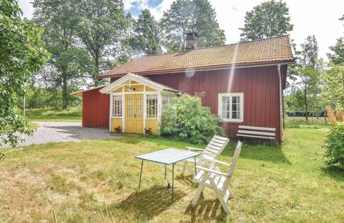 Sorbo House | Cozy 1 Bedroom Retreat in Scenic Brålanda with Spa
