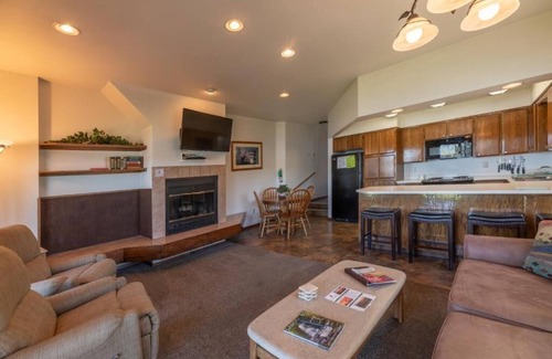 Hope Condo | 1 Bedroom apartment condo with lake view