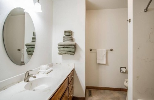 Hope Condo | 1 Bedroom apartment condo with lake view