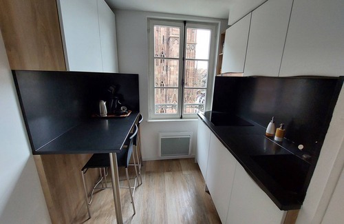 Historic Center Apartment | Modern 1 Bedroom Apartment Near Place de la Cathédrale