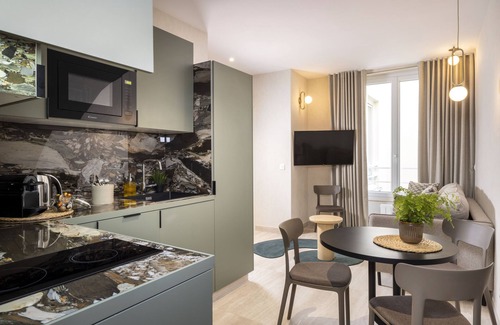 Quartier de la Place-Vendome House | Cozy One-Bedroom Apartment with Spa & Breakfast Included