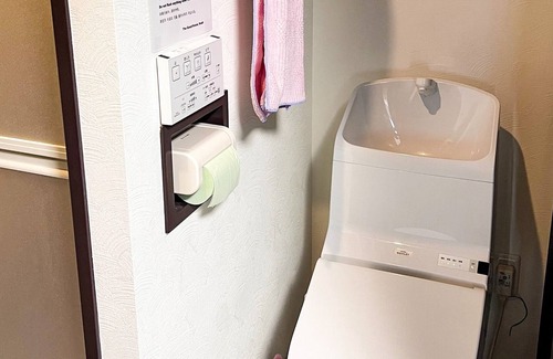Makishi Apartment | Cozy Guesthouse Retreat in Central Naha City for 3