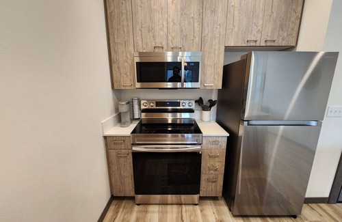 South Hill Apartment | Exceptional 1-Bedroom Apartment with Free Parking & Amenities