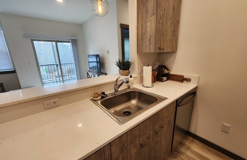 South Hill Apartment | Exceptional 1-Bedroom Apartment with Free Parking & Amenities