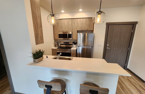 South Hill Apartment | Exceptional 1-Bedroom Apartment with Free Parking & Amenities