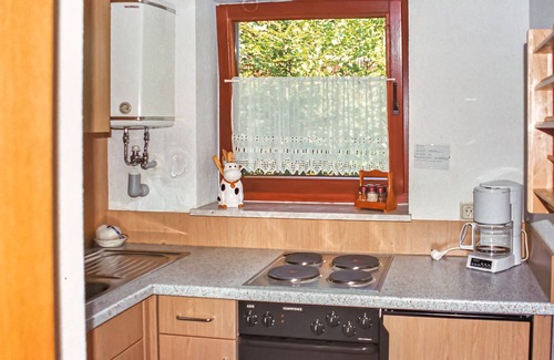 Pruemzurlay House | Cozy 1 Bedroom Retreat in Prümzurlay with Lake View