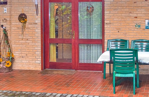Pruemzurlay House | Cozy 1 Bedroom Retreat in Prümzurlay with Lake View