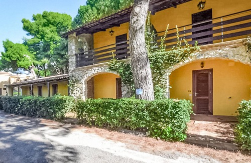 Sangineto House | Relax by the Beach in Our Pet-Friendly Ocean View Retreat